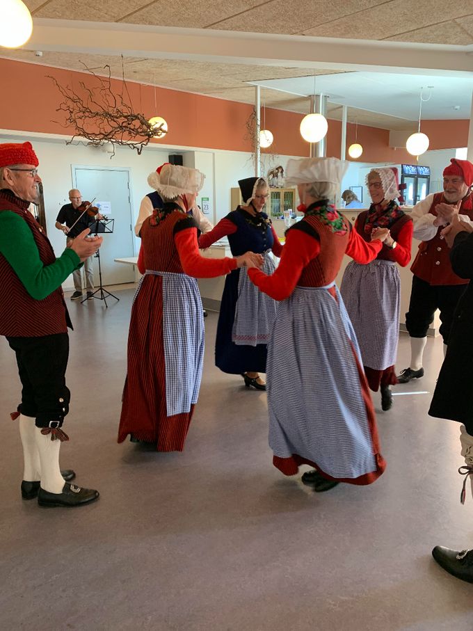 Holstebro Folkedanserforening optræder med 8 dansere og 2 spillemænd i alle husene på Mellemtoft.